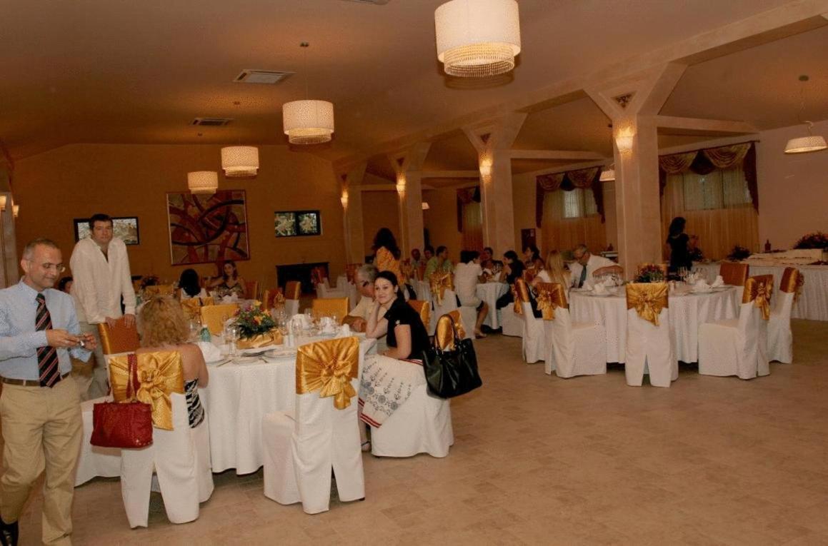 Club Insieme Grand Resort Potlogi Екстер'єр фото
